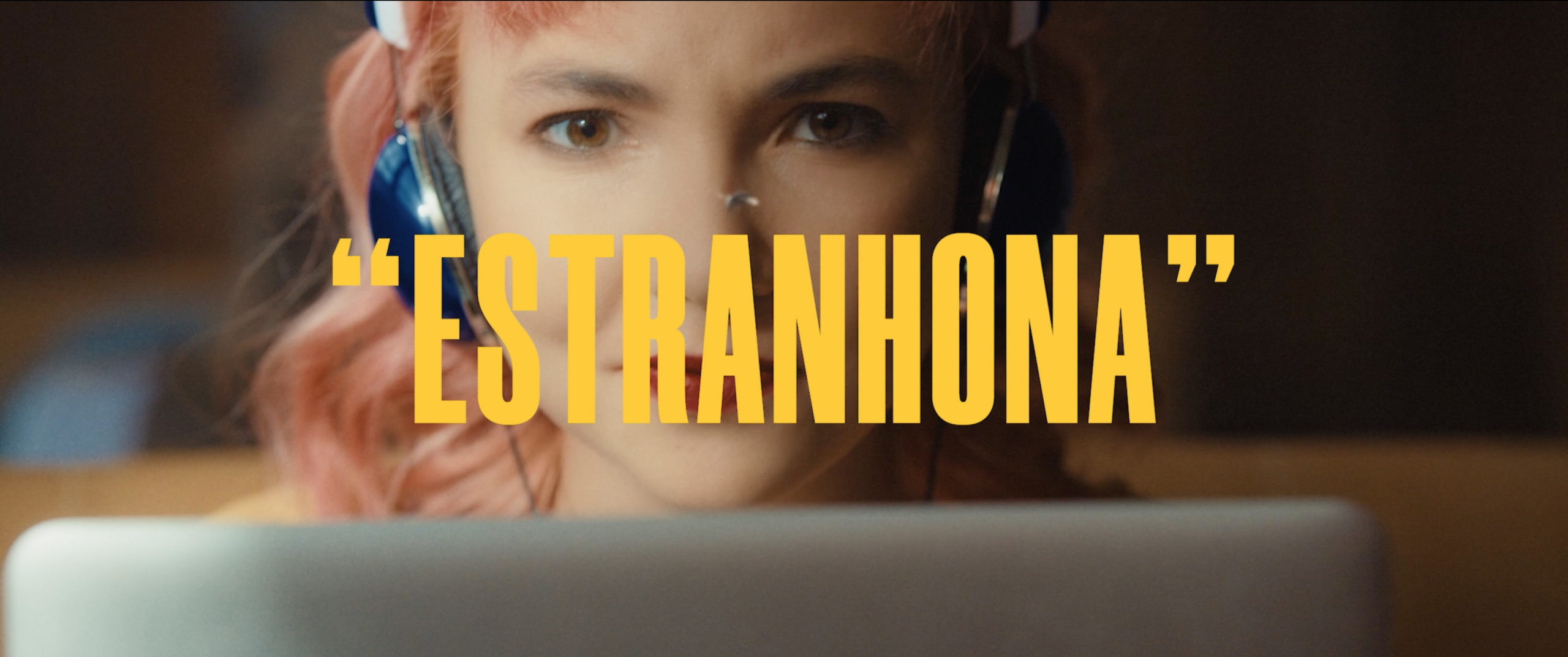 Hello-Strangers-Invillia-Capa